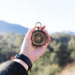 comment-utiliser-une-boussole-pour-naviguer-efficacement-en-voyage-ou-en-randonnee-2