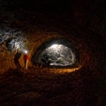 Tunnel de lave éclairé par une lampe